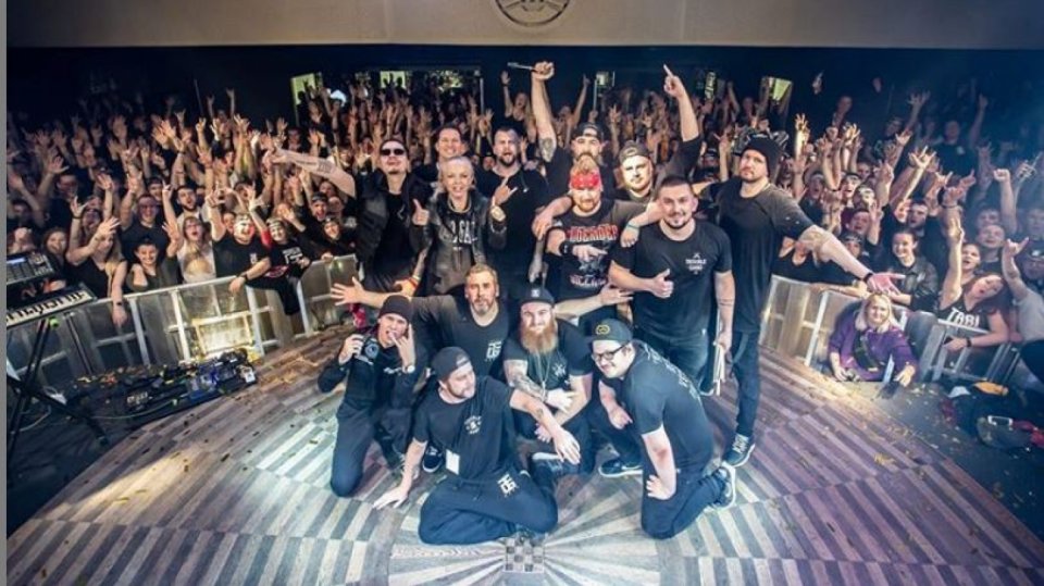 Ještě, že se pánové trochu krotili, jinak by se Lucerna Music Bar rozsypal na prach.